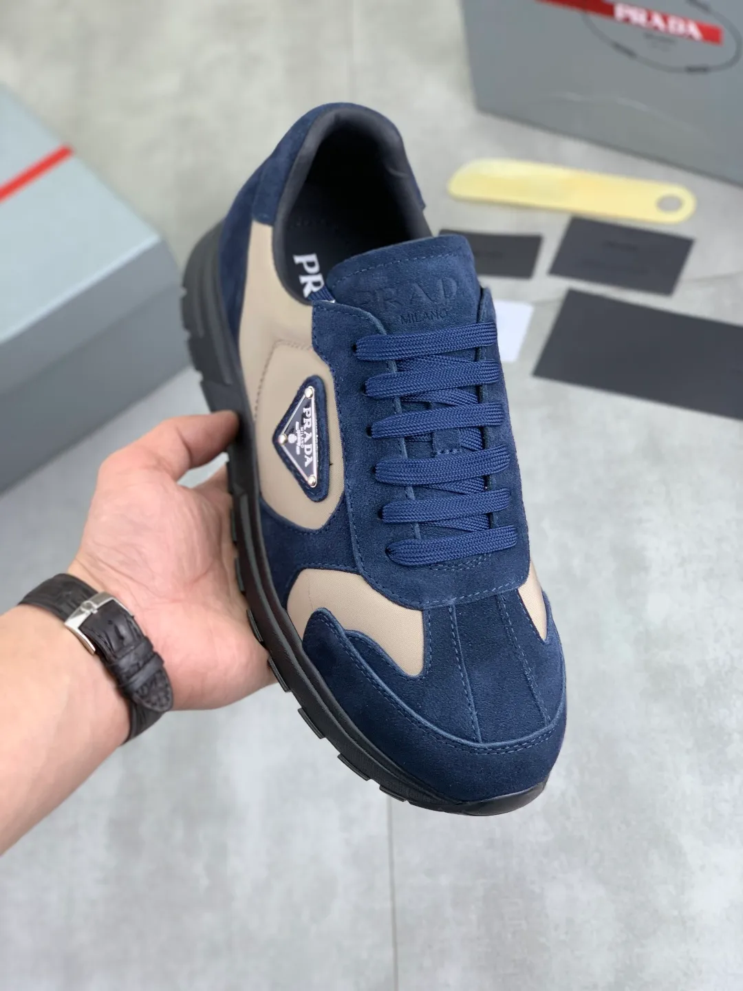 Men's shoes P560 💰 [New style] popular models are on the official website, 🆘 The trendy brand (Prada) mainly promotes popular models, avant-garde and versatile fashionable men's shoes private version mold opening, cowhide surface splicing 1:1.. Fashionable and simple, original imported cowhide lining cowhide feet; the atmosphere and personality are more fashionable, eye-catching and pursuing class. It will subvert the old ideas and be a must-have for fashionistas who want to spend time with you! Must keep it! Tall and comfortable, large and low, high-end quality workmanship. Code number: 38-44 (45 customized) 5️⃣ colors available.